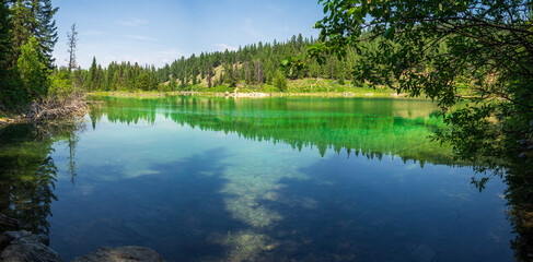 Obraz premium Fifth Lake panorama, Valley of the Five Lakes, Jasper NP, Canada