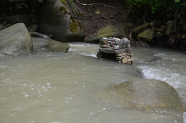каменная башня на горной реке