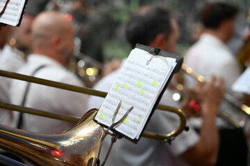 ludzie grający na różnych instrumentach bębny puzon nuty © Miroslaw