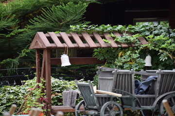 Obraz premium Wooden garden decorations with climbing plants