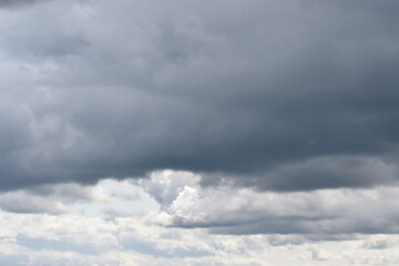 Obraz premium Cloudy sky after rain with soft clouds and atmospheric natural light over open landscape