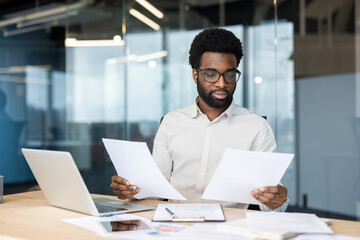 Obraz premium Business professional working on documents in a modern office environment