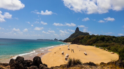 Praia Cacimba do Padre em Fernando de Noronha em dia ensolarado, destino turístico com areia clara...