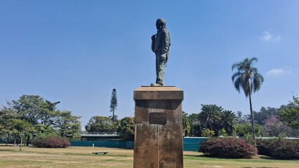 Obraz premium Statue of a man in a park on a sunny day