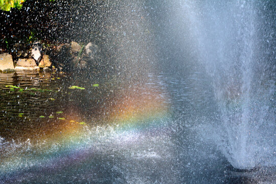 tęcza na kroplach wody z fontanny, tęcza na fontannie, a rainbow on the drops of water from the fountain, Rainbow in the fountain