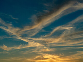 Wolkenhimmel bei Sonnenuntergang