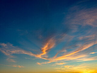 Wolkenhimmel bei Sonnenuntergang
