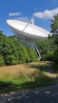 Radioteleskop Effelsberg des Max-Planck-Institiut f&uuml;r Radioastronomie