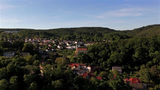 Luftaufnahme der Wallfahrtskirche St. Salvator iim Markt Donaustauf im Landkreis Regensburg, Bayern. Sommerliches Panorama mit Donau, historischer Architektur und Natur. Reise und Kulturprojekte. 