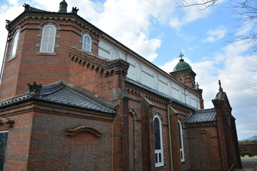 Fototapeta premium 青空にそびえる赤レンガの教会