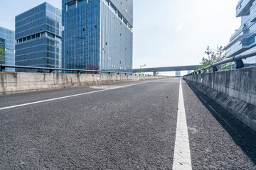 Obraz premium Empty road with modern buildings