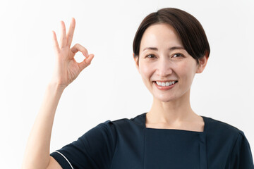 エステサロン制服を着た若い女性　ビューティイメージ