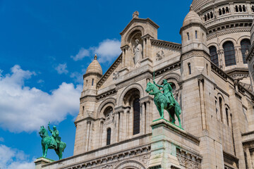 Fototapeta premium Basilica of Sacre Coeur de Montmartre in Paris, France
