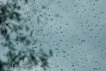 フロントガラスについてはじくたくさんの雨粒
