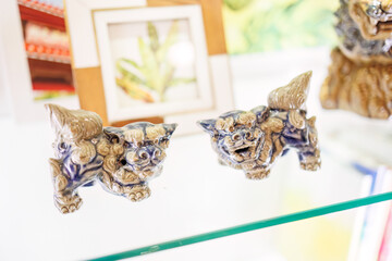 Obraz premium 沖縄特有の守り神の像、シーサー。 獅子をモチーフにした像で、どこの家庭でも要所に置かれている。 港にあるホテル。 南国風の意匠が各所にある。 港近くのリゾートホテル。 沖縄県那覇市那覇泊港-2025/6/27 沖縄の海の玄関口、那覇泊港。 慶良間諸島の座間味島等へゆく高速ジェットフェリー。 クイーンざまみ3号に乗船した。 