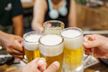 生ビールで乾杯。
雰囲気のある沖縄料理店。
なんと全品300円均一だった。
しかしどれも手が込んでいて、物凄く美味しい。
深夜の沖縄最大の歓楽街で晩酌をする。
沖縄県那覇市松山地区-2025/6/26
