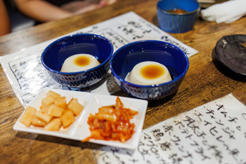 特製のキムチとカクテキ。
ジーマミ豆腐（ピーナッツの豆腐）。
雰囲気のある沖縄料理店。
なんと全品300円均一だった。
しかしどれも手が込んでいて、物凄く美味しい。
深夜の沖縄最大の歓楽街で晩酌をする。
沖縄県那覇市松山地区-2025/6/26
