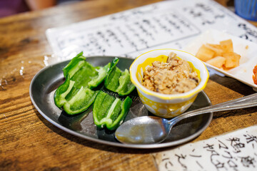 冷やしピーマンの肉味噌。
（冷やした生のピーマンに肉味噌を乗せて食す。）
雰囲気のある沖縄料理店。
なんと全品300円均一だった。
しかしどれも手が込んでいて、物凄く美味しい。
深夜の沖縄最大の歓楽街で晩酌をする。
沖縄県那覇市松山地区-2025/6/26

