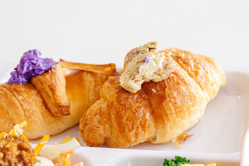 朝食バイキング。
沖縄特産のゴーヤチャンプルー（ゴーヤと卵の炒め物）、人参しりしり（人参サラダ）等がある。
クロワッサンには沖縄特産の紅芋や黒糖のマーガリンがつく。
港近くのリゾートホテル。
沖縄県那覇市那覇泊港-2025/6/27
沖縄の海の玄関口、那覇泊港。
慶良間諸島の座間味島等へゆく高速ジェットフェリー。
クイーンざまみ3号に乗船した。
