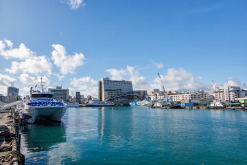 名護・本部へゆく高速ジェットフェリー。 タクマ3。 ジンベエザメの意匠が特徴。 沖縄県那覇市那覇泊港 沖縄の海の玄関口、那覇泊港。 慶良間諸島の座間味島等へゆく高速ジェットフェリー。 クイーンざまみ3号に乗船した。 2025/6/27 