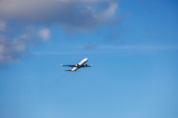那覇空港から離発着する旅客機。
沖縄県那覇市那覇泊港-2025/6/27
沖縄の海の玄関口、那覇泊港。
慶良間諸島の座間味島等へゆく高速ジェットフェリー。
クイーンざまみ3号に乗船した。
