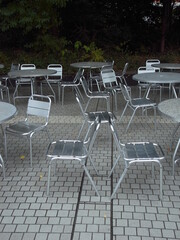 誰もいない秋のオープンカフェ風景