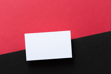 黒と赤の背景に白いカード	