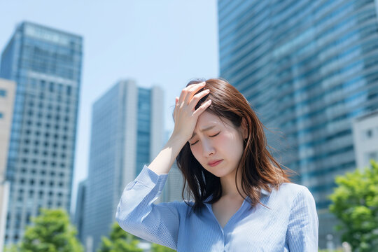 炎天下に照らされ体調を崩すアジア人女性のポートレート