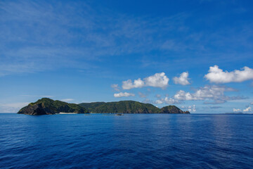 慶良間諸島の座間味島等へゆく高速ジェットフェリー。
クイーンざまみ3号。
慶良間諸島に到着した。座間味島や阿嘉島、無人島の安室島、嘉比島、安慶名敷島などが見える。
ヨットやクルーズ船とすれ違う。
島には白砂のビーチや緑の森、灯台もある。
沖縄県島尻郡慶良間諸島-2025/6/27
