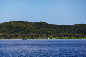 Obraz premium 慶良間諸島の座間味島等へゆく高速ジェットフェリー。 クイーンざまみ3号。 慶良間諸島に到着した。座間味島や阿嘉島、無人島の安室島、嘉比島、安慶名敷島などが見える。 ヨットやクルーズ船とすれ違う。 島には白砂のビーチや緑の森、灯台もある。 沖縄県島尻郡慶良間諸島-2025/6/27 