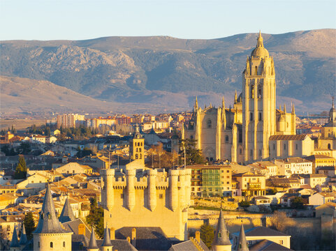 Aerial view of the Alc&Atilde;&iexcl;zar of Segovia and the Segovia Cathedral bathed in the warm glow of the setting sun, Segovia, Castilla y Le&Atilde;&sup3;n, Spain.