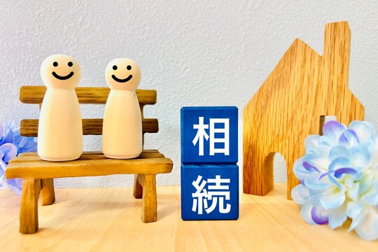 相続について考える夫婦 - Powered by Adobe