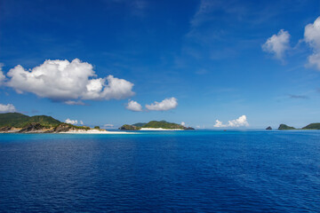 無人島の嘉比島や安慶名敷島、灯台が見える。慶良間諸島の座間味島等へゆく高速ジェットフェリー。
クイーンざまみ3号に乗船した。
沖縄県島尻郡慶良間諸島座間味島座間味港-2025/6/27
