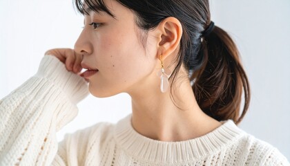 Fototapeta premium 女性の横顔、耳元のイヤリング