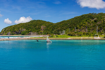 ザトウクジラの像が出迎えてくれる。
座間味港の風景。
沖縄県島尻郡慶良間諸島座間味島座間味港-2025/6/27
沖縄本島から40km西方にある諸島。
大小30以上の島々からなる島嶼群は全体が国立公園に指定されている。
珊瑚礁の海、白い砂浜、緑の山地は世界屈指の美しさ。
多くの貴重な動植物が生息している。
