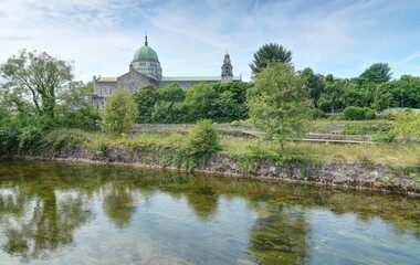 Fototapeta premium promenade estivale dans les rues de Galway en Irlande