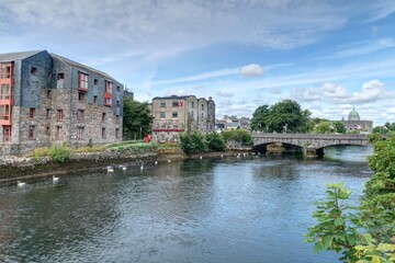 Obraz premium promenade estivale dans les rues de Galway en Irlande