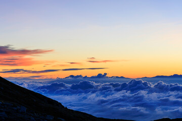 Fototapeta premium 雲海に広がる八ヶ岳のシルエットと夜明け直前の空