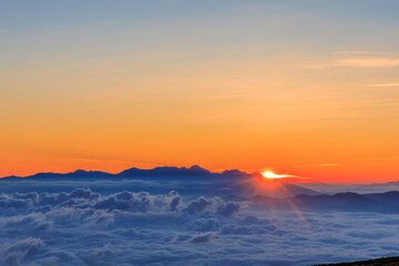 雲海に浮かぶ八ヶ岳からの日の出
