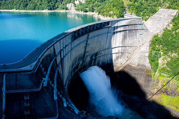 黒部ダムの観光放水