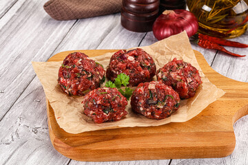 Raw beef meatballs for cooking