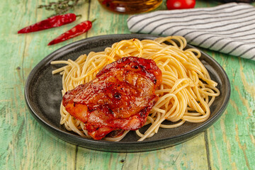 Pasta spaghetti with chicken thighs