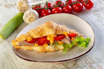 Croissant with tuna, tomato and salad