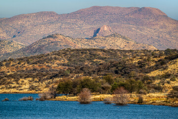 Paysage aride et montagneux