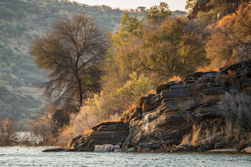 Paysage aride et rocheux sur les rives d'un lac en Namibie