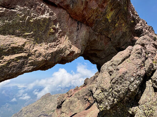 Vue sous l'arche du Capu Tafunatu en Corse