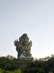 Obraz premium Garuda Wisnu Kencana statue in Bali, Indonesia, photographed in daylight. Iconic cultural landmark depicting Hindu god Vishnu riding Garuda, symbol of heritage and spirituality.