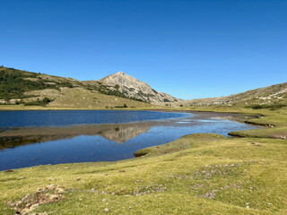 Fototapeta premium Le Lac de Nino en Corse sur le GR20