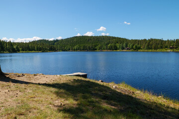 Der Fløyta ist ein See in der Nähe von Eidsvoll, Akershus etwas östlich vom Mjøsa See. Das Gewässer liegt am St. Olavsweg, Gudbrandsdalsleden der Pilgerweg von Oslo nach Trondheim.