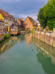 Obraz premium On a bright summer day, the charming canals of Colmar wind through colorful half-timbered houses and cobblestone streets